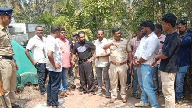 പൊന്ന് അജ്മലിനെ വേളത്തെ ചെന്നിലോട്ട് വീട്ടിലെത്തിച്ച്  കർണാടക പൊലീസ് തെളിവെടുപ്പ് നടത്തുന്നു