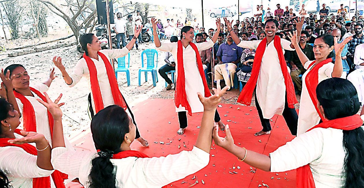 എൻജിഒ യൂണിയൻ ജില്ലാ കമ്മിറ്റി സംഘടിപ്പിക്കുന്ന ‘കേരളം തുടരും’ കലാജാഥയിൽനിന്ന്‌ 