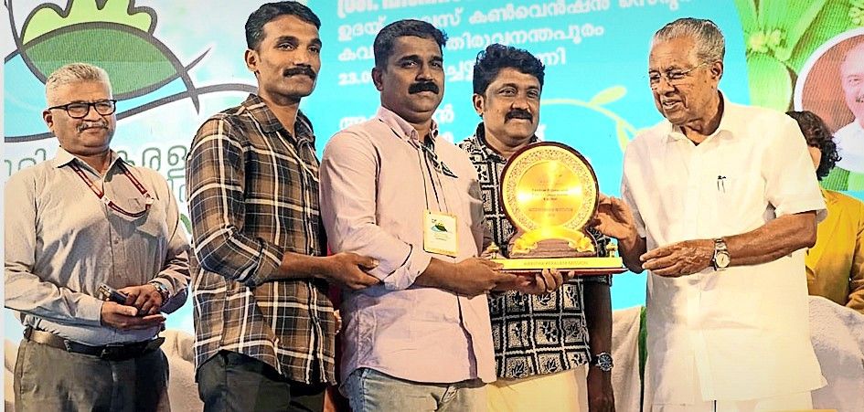 നെറ്റ് സീറോ കാർബൺ പദവി നേടിയ കണ്ണൂർ സെൻട്രൽ ജയിലിനുള്ള പുരസ്കാരം മുഖ്യമന്ത്രി പിണറായി വിജയൻ  ഹരിത സ്പർശം കോ ഓഡിനേറ്റർ എകെ ഷിനോജിന് കൈമാറുന്നു