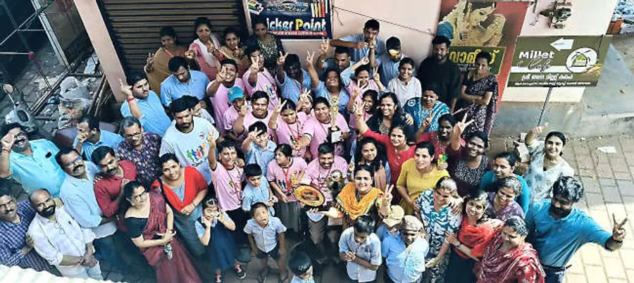 ചാലിങ്കാല്‍ മൊട്ടയിലെ   മഹാത്മ മോഡല്‍  ബഡ്‌സ് സ്‌കൂളിലെ കുട്ടികളും അധ്യാപകരും ജീവനക്കാരും 