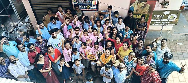 ചാലിങ്കാല്‍ മൊട്ടയിലെ   മഹാത്മ മോഡല്‍  ബഡ്‌സ് സ്‌കൂളിലെ കുട്ടികളും അധ്യാപകരും ജീവനക്കാരും 