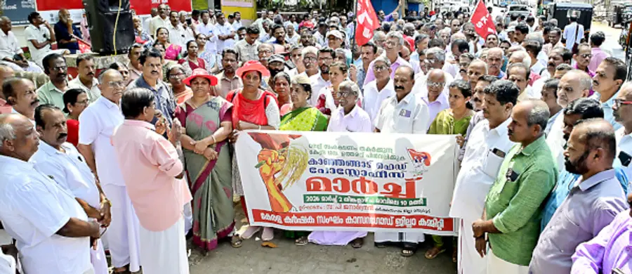 കാഞ്ഞങ്ങാട് ഹെഡ്പോസ്റ്റ് ഓഫീസിലേക്ക് കേരള കർഷകസംഘം നടത്തിയ മാർച്ച് ജില്ലാ സെക്രട്ടറി പി ജനാർദനൻ ഉദ്ഘാടനംചെയ്യുന്നു