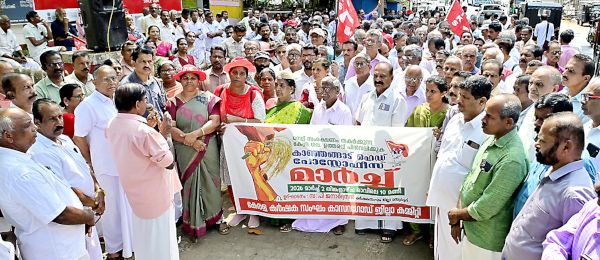 കാഞ്ഞങ്ങാട് ഹെഡ്‌പോസ്‌റ്റ്‌ ഓഫീസിലേക്ക്‌ കേരള കർഷകസംഘം നടത്തിയ മാർച്ച്‌ ജില്ലാ സെക്രട്ടറി പി ജനാർദനൻ ഉദ്‌ഘാടനംചെയ്യുന്നു