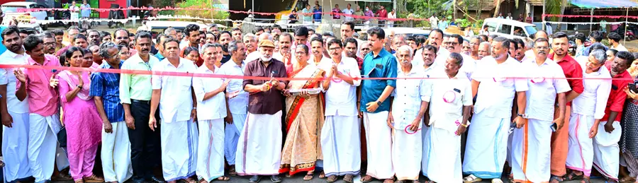 മന്ത്രി മുഹമ്മദ് റിയാസ് ഓൺലെെനായി ഉദ്ഘാടനംചെയ്ത ചൈത്രവാഹിനിപ്പുഴയിലെ കാലിക്കടവ് പാലം എം രാജഗോപാൻ എംഎൽഎ തുറന്നുകൊടുക്കുന്നു
