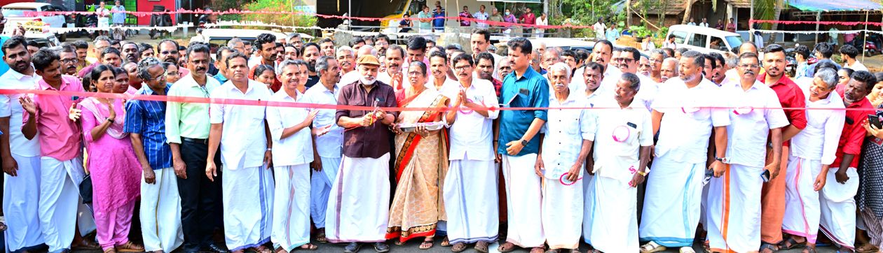 മന്ത്രി മുഹമ്മദ് റിയാസ് ഓൺലെെനായി ഉദ്ഘാടനംചെയ്ത ചൈത്രവാഹിനിപ്പുഴയിലെ കാലിക്കടവ് പാലം എം രാജഗോപാൻ എംഎൽഎ തുറന്നുകൊടുക്കുന്നു