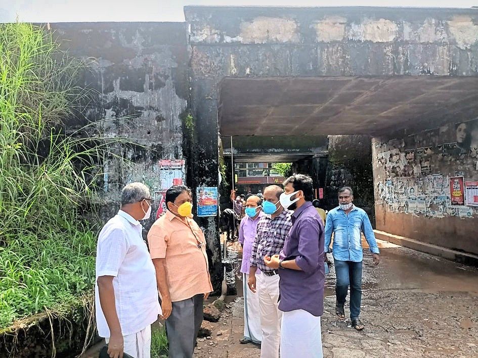 എം വിജിൻ എംഎൽഎയുടെ നേതൃത്വത്തിൽ പാലക്കാട് റെയിൽവേ ഡിവിഷണൽ ബ്രിഡ്ജസ് വിഭാഗം എക്സിക്യൂട്ടീവ്  എൻജിനിയർ എസ് ഷൺമുഖം, കേരള റോഡ് ഫണ്ട് ബോർഡ് അസി. എക്സി. എൻജിനിയർ കെ വി മനോജ് എന്നിവർ  പഴയങ്ങാടി അടിപ്പാത നിർമിക്കുന്നതിനുള്ള സ്ഥലം സന്ദർശിച്ചപ്പോൾ (ഫയൽ ചിത്രം)