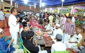 ഓർക്കോൽ വയനാട്ടുകുലവൻ തെയ്യംകെട്ട് ക്ഷേത്രസന്നിധിയിൽ നടന്ന ഇഫ്താർ സംഗമത്തിൽനിന്ന്