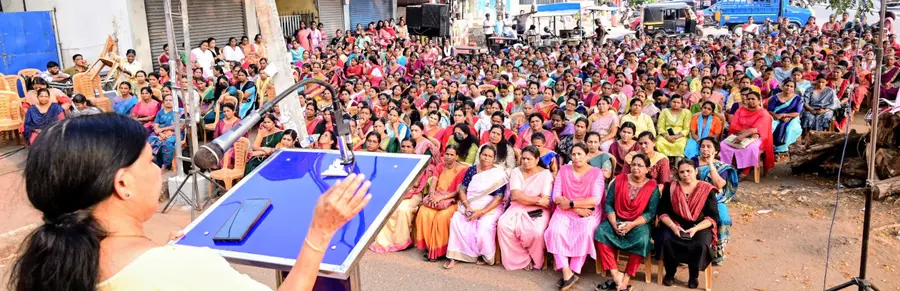 കാഞ്ഞങ്ങാട് മണ്ഡലം ബഹുജന വനിതാ സംഗമം ജനാധിപത്യ മഹിളാ അസോസിയേഷൻ കേന്ദ്രകമ്മിറ്റിയംഗം ഇ പത്മാവതി ഉദ്ഘാടനംചെയ്യുന്നു