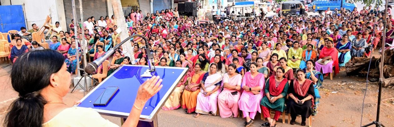 കാഞ്ഞങ്ങാട് മണ്ഡലം ബഹുജന വനിതാ സംഗമം ജനാധിപത്യ മഹിളാ അസോസിയേഷൻ കേന്ദ്രകമ്മിറ്റിയംഗം ഇ പത്മാവതി ഉദ്ഘാടനംചെയ്യുന്നു 