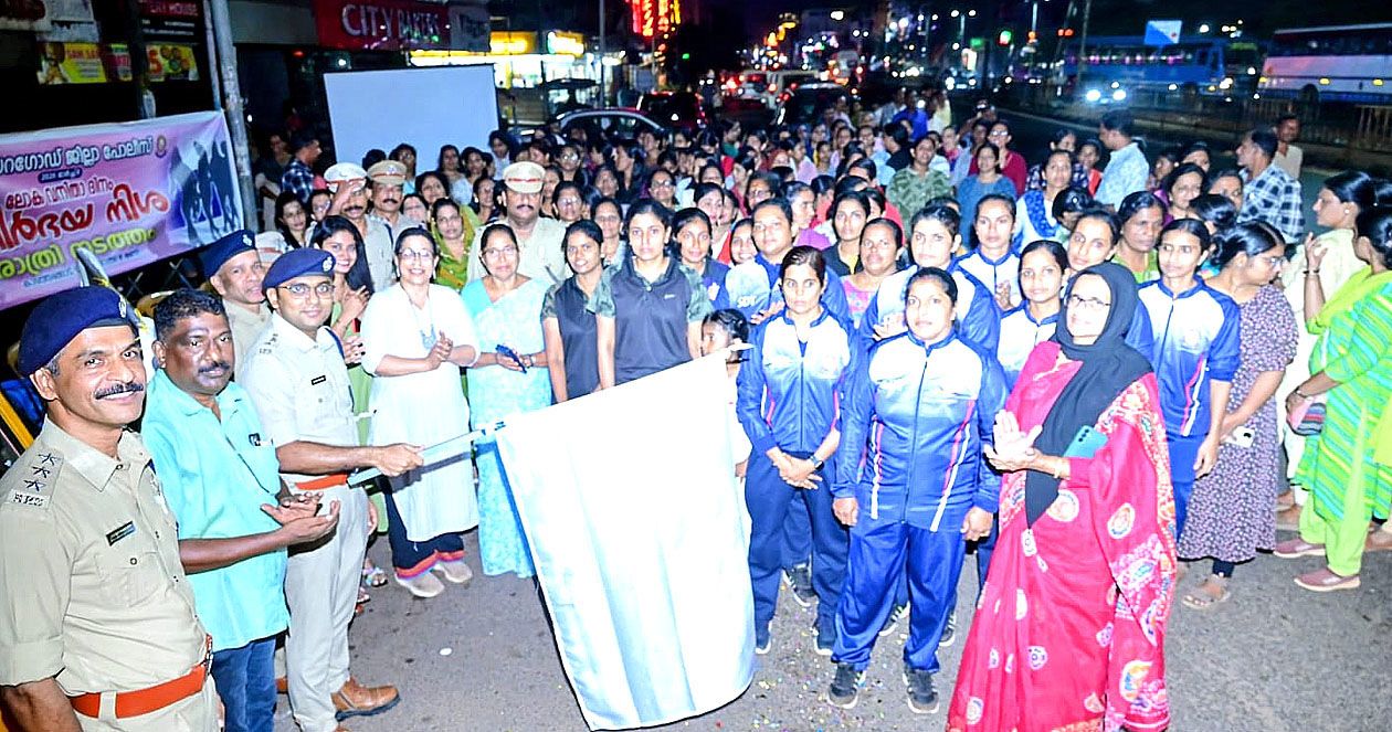 ജില്ലാ പൊലീസിന്റെ ആഭിമുഖ്യത്തില്‍ കാഞ്ഞങ്ങാട് നഗരത്തിൽ നടന്ന രാത്രി നടത്തം ജില്ലാ പൊലീസ് മേധാവി വിജയ ഭാരത് റെഡ്ഡി  ഫ്ലാഗ് ഓഫ്ചെയ്യുന്നു 