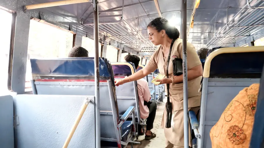 കെഎസ്‌ആർടിസിയിൽ ടിക്കറ്റ്  നൽകുന്ന കണ്ടക്ടർ കെ രമ 