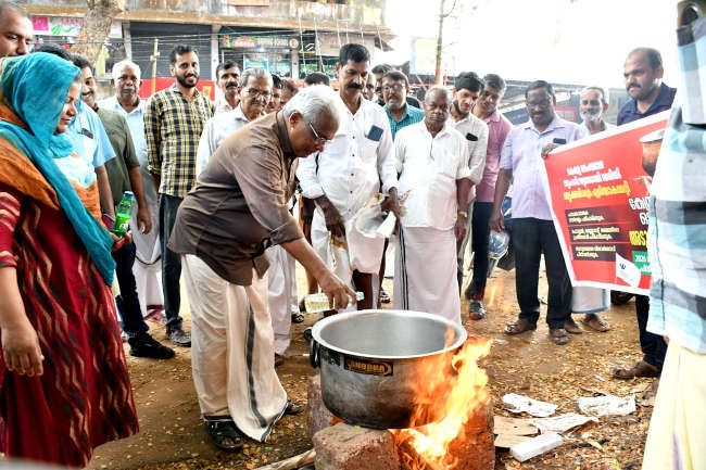 വ്യാപാരി വ്യവസായി സമിതിയുടെ നേതൃത്വത്തിൽ പാചകവാതക ക്ഷാമത്തിനെതിരെ കാലിക്കടവിൽ നടത്തിയ  അടുപ്പുകൂട്ടൽ സമരം ജില്ലാ സെക്രട്ടറി  ടി വി ബാലൻ ഉദ്ഘാടനംചെയ്യുന്നു