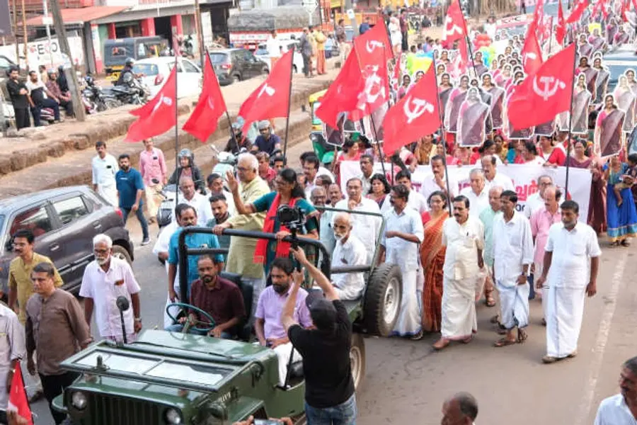 തളിപ്പറന്പ്‌ നിയമസഭാ മണ്ഡലം എൽഡിഎഫ്‌ സ്ഥാനാർഥി പി കെ ശ്യാമള  ടീച്ചറെ ആനയിച്ച്  നഗരത്തിൽ നടത്തിയ റോഡ്‌ഷോ 