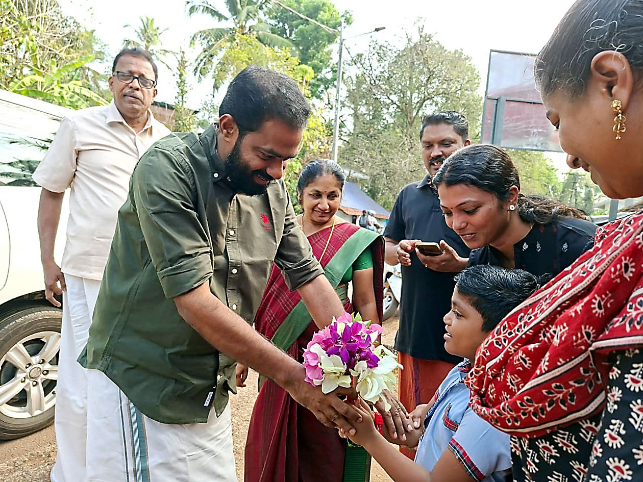  മട്ടന്നൂർ കാരയിൽ തെരഞ്ഞെടുപ്പ്​ പ്രചാരണത്തിന്റെ ഭാഗമായെത്തിയ എൽഡിഎഫ്​ സ്ഥാനാർഥി വി കെ സനോജിനെ  പൂക്കൾ നൽകി സ്വീകരിക്കുന്നു.