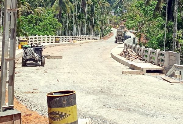 നിർമാണം പൂർത്തിയാകുന്ന ചെരണത്തലപ്പാലം 