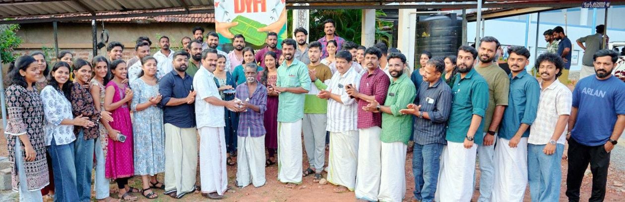 ഡിവൈഎഫ്ഐ നീലേശ്വരം ബ്ലോക്ക് കമ്മിറ്റിയുടെ പൊതിച്ചോർ വിതരണത്തിന്റെ ഒൻപതാംവർഷം ജില്ലാ പ്രസിഡന്റ്‌ ഷാലു മാത്യു ഉദ്ഘാടനംചെയ്യുന്നു