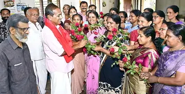 കാഞ്ഞങ്ങാട്‌  കൊവ്വൽപള്ളി ദിനേശ്‌ ബീഡി  ബ്രാഞ്ചിലെത്തിയ എൽഡിഎഫ്‌ സ്ഥാനാർഥി  ഗോവിന്ദൻ പള്ളിക്കാപ്പിലിനെ തൊഴിലാളികൾ  റോസാപുഷ്‌പങ്ങൾ നൽകി സ്വീകരിക്കുന്നു.           ഫോട്ടോ: സുരേന്ദ്രൻ മടിക്കെെ