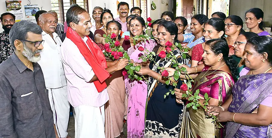 കാഞ്ഞങ്ങാട് കൊവ്വൽപള്ളി ദിനേശ് ബീഡി ബ്രാഞ്ചിലെത്തിയ എൽഡിഎഫ് സ്ഥാനാർഥി ഗോവിന്ദൻ പള്ളിക്കാപ്പിലിനെ തൊഴിലാളികൾ
റോസാപുഷ്പങ്ങൾ നൽകി സ്വീകരിക്കുന്നു. ഫോട്ടോ: സുരേന്ദ്രൻ മടിക്കെെ
