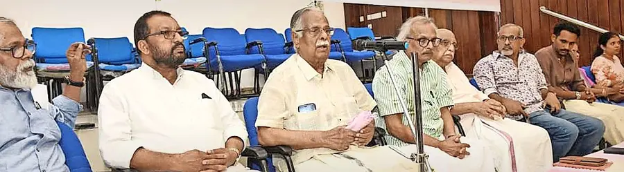 ടി എൻ പ്രകാശ് പുരസ്കാര സമർപ്പണ ചടങ്ങ് കഥാകൃത്ത് ടി പത്മനാഭൻ ഉദ്ഘാടനംചെയ്യുന്നു