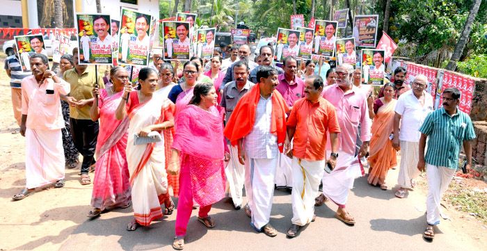 തൃക്കരിപ്പൂർ മണ്ഡലം എൽഡിഎഫ്‌ സ്ഥാനാർഥി വി പി പി മുസ്‌തഫക്ക്‌ ഓരിയിൽ നൽകിയ സ്വീകരണത്തിനിടയിൽ  സിനിമാത താരം പി പി കുഞ്ഞിക്കൃഷ്‌ണനുമായി സ‍ൗഹൃദം പങ്കിടുന്നു 