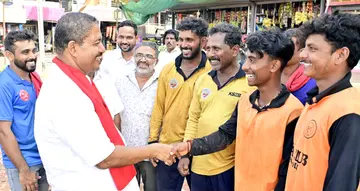മഞ്ചേശ്വരം മണ്ഡലം എൽഡിഎഫ്‌ സ്ഥാനാർഥി കെ ആർ ജയാനന്ദ സീതാംഗോളി ട‍‍ൗണിൽ വോട്ടർമാരെ കാണുന്നു