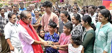 എൽഡിഎഫ്‌ സ്ഥാനാർഥി അഡ്വ.  ഗോവിന്ദൻ പള്ളിക്കാപ്പിൽ പരപ്പ ക്ലായിക്കോട്ടെ സ്വീകരണ കേന്ദ്രത്തിൽ വോട്ടർമാർക്കിടയിൽ ഫോട്ടോ: സുരേന്ദ്രൻ മടിക്കെെ 