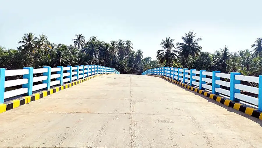 തുരുത്തി അച്ചാംതുരുത്തി എന്നിവയെ ബന്ധിപ്പിച്ച്‌ നിർമിച്ച ആറിൽകടവ്‌ പാലം