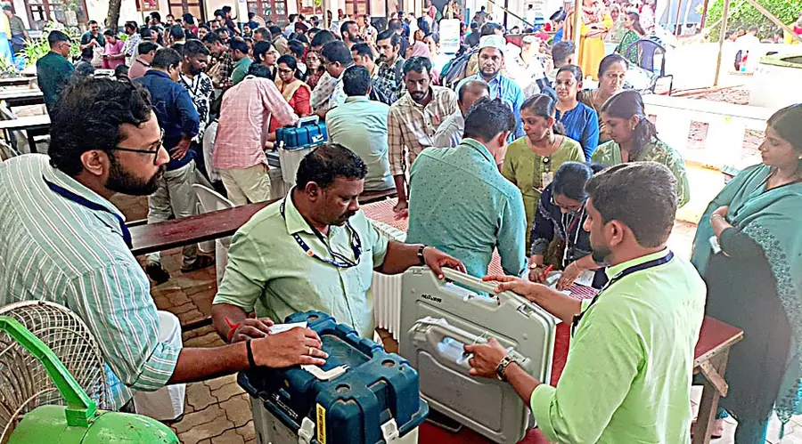 മട്ടന്നൂർ മണ്ഡലത്തിലെ തെരഞ്ഞെടുപ്പ് സാമഗ്രികൾ മട്ടന്നൂർ ഹയർ സെക്കൻഡറി സ്കൂളിൽനിന്ന് വിതരണം ചെയ്യുന്നു.