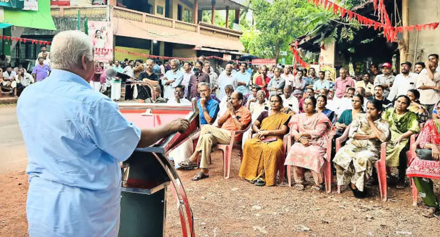 കോൺഗ്രസ് അതിക്രമത്തിൽ പ്രതിഷേധിച്ച് എൽഡിഎഫ് മുല്ലക്കൊടിയിൽ നടത്തിയ
പൊതുയോഗം സിപിഐ എം സംസ്ഥാന സെക്രട്ടറിയറ്റംഗം എം വി ജയരാജൻ ഉദ്ഘാടനം ചെയ്യുന്നു