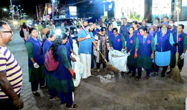 കാഞ്ഞങ്ങാട്‌ നഗരം നഗരസഭാ ചെയർമാൻ വി വി രമേശന്റെ നേതൃത്വത്തിൽ ശുചീകരിക്കുന്നു