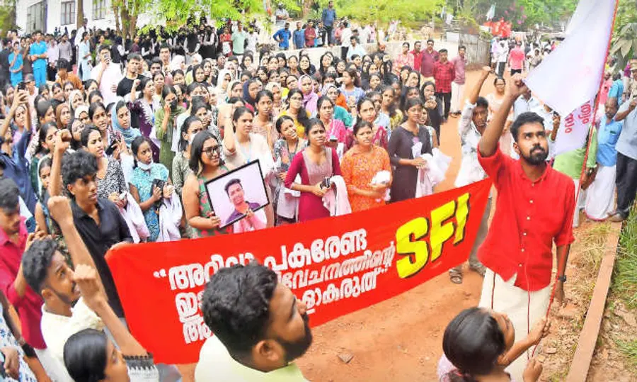 അഞ്ചരക്കണ്ടി സ്വകാര്യ ഡെന്റൽ കോളേജ് ക്യാന്പസിൽ യൂണിറ്റ് പ്രസിഡന്റ് ഷാലോമി എസ്എഫ്ഐ പതാകയുയർത്തുന്നു