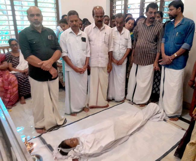 കെ വി സ്വാതിയുടെ മൃതദേഹം കോടങ്കല്ലിലെ വീട്ടിൽ പൊതുദർശനത്തിനുവച്ചപ്പോൾ