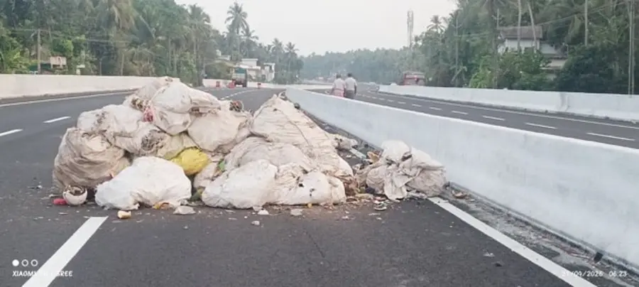 ചാക്കുകളിൽ നിറച്ച മാലിന്യം ദേശീയപാതയിൽ അയനിക്കാട് പോസ്റ്റ് ഓഫീസിന് സമീപം തള്ളിയ നിലയിൽ 