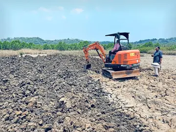 ഏഴോം കൈപ്പാടിൽ മിനി ഹിറ്റാച്ചി ഉപയോഗിച്ച് കൂനയെടുക്കുന്നു 