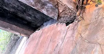 നീലേശ്വരം പഴയ പാലത്തിന്റെ അടിഭാഗത്ത് ഗർഡറിനടിയിൽ കോൺക്രീറ്റ് തകർന്ന നിലയിൽ