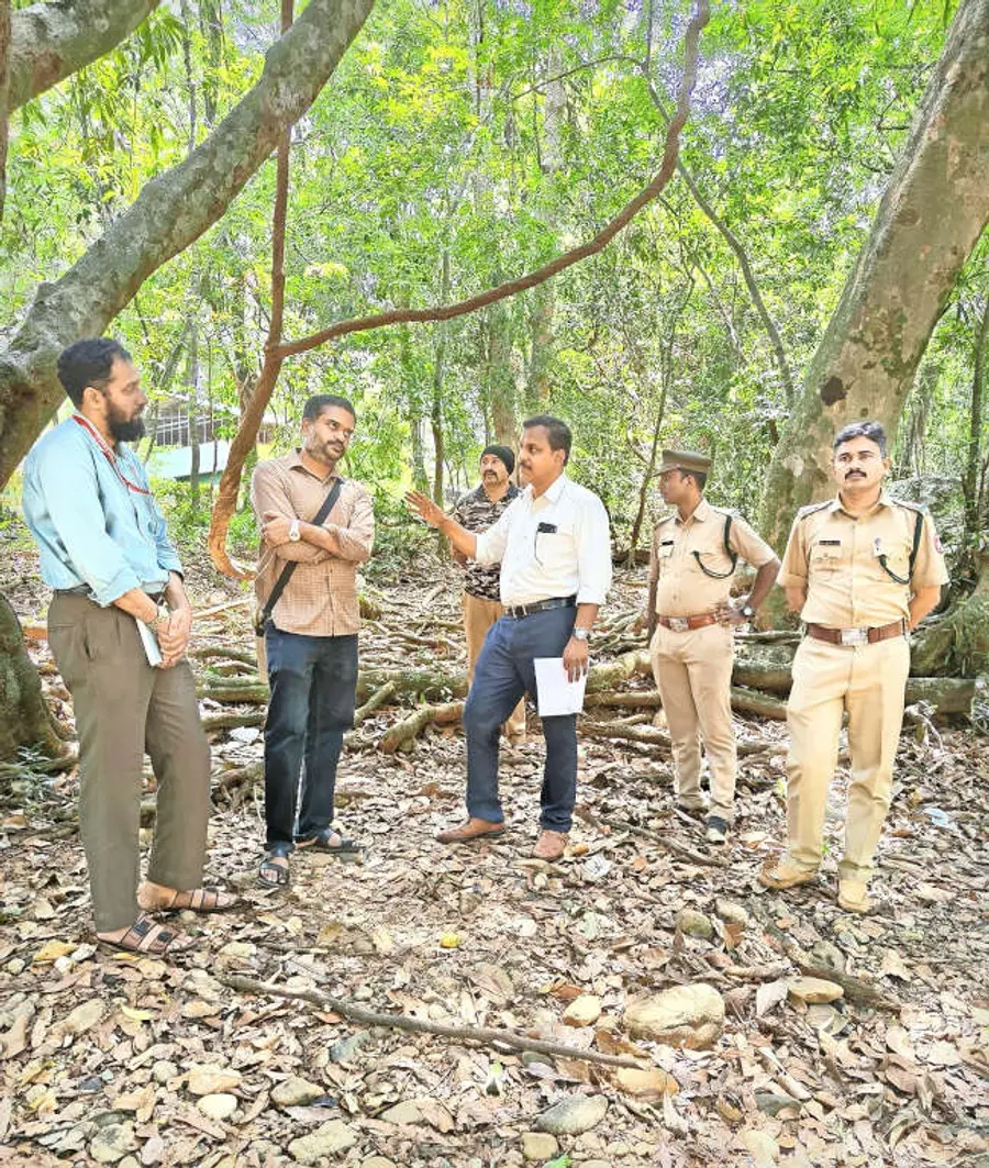 കാട്ടാന പ്രതിരോധത്തിനുള്ള രൂപരേഖ തയ്യറാക്കാൻ  കോഴിക്കോട്‌ എൻഐടിയിൽനിന്നുള്ള വിദഗ്‌ധ സംഘം  ആറളം ഫാം സന്ദർശിച്ചപ്പോൾ
