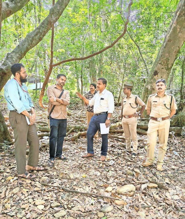 കാട്ടാന പ്രതിരോധത്തിനുള്ള രൂപരേഖ തയ്യറാക്കാൻ  കോഴിക്കോട്‌ എൻഐടിയിൽനിന്നുള്ള വിദഗ്‌ധ സംഘം  ആറളം ഫാം സന്ദർശിച്ചപ്പോൾ