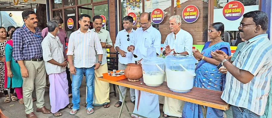കണ്ണൂരിൽ ദിനേശ് കേന്ദ്രസംഘം സൂപ്പർമാർക്കറ്റിനമുന്നിൽ ആരംഭിച്ച തണ്ണീർപ്പന്തൽ