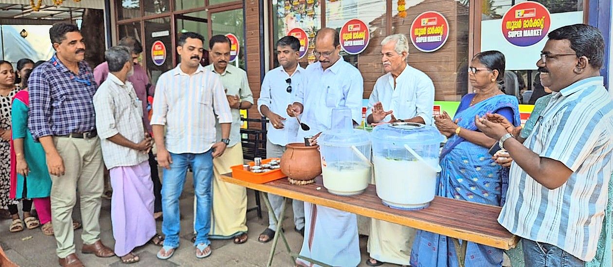 കണ്ണൂരിൽ  ദിനേശ് കേന്ദ്രസംഘം സൂപ്പർമാർക്കറ്റിനമുന്നിൽ ആരംഭിച്ച തണ്ണീർപ്പന്തൽ 