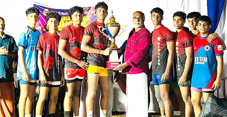 ഓരി എ കെ ജി ക്ലബ് സംഘടിപ്പിച്ച ജൂനിയർ കബഡി ടൂർണമെന്റിൽ വിജയികളായ റെഡ്സ്റ്റാർ കൂക്കോട്ടിന്
പി കെ പവിത്രൻ ട്രോഫി നൽകുന്നു