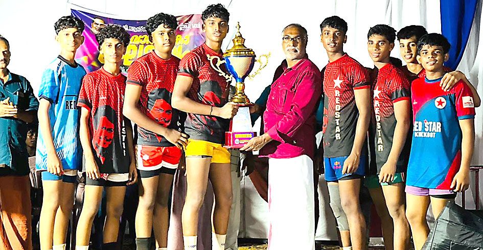 ഓരി എ കെ ജി ക്ലബ്‌ സംഘടിപ്പിച്ച ജൂനിയർ കബഡി ടൂർണമെന്റിൽ വിജയികളായ റെഡ്‌സ്‌റ്റാർ കൂക്കോട്ടിന്‌    പി കെ പവിത്രൻ ട്രോഫി നൽകുന്നു