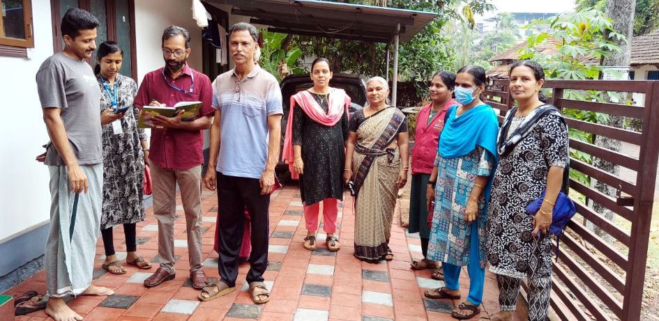 നീലേശ്വരം നഗരസഭ മഴക്കാലപൂർവ ശുചീകരണവും ആരോഗ്യ ബോധവൽക്കരണവുമായി ബന്ധപ്പെട്ട് ഭവന സന്ദർശനം  നടത്തിയപ്പോൾ
