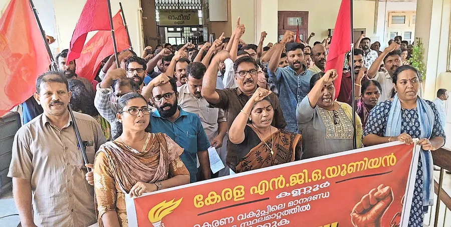 സഹകരണ വകുപ്പിലെ കൂട്ട സ്ഥലംമാറ്റത്തിൽ പ്രതിഷേധിച്ച് എൻജിഒ യൂണിയൻ ജില്ലാ കമ്മിറ്റി സഹകരണ ജോയിന്റ്
ഡയറക്ടറുടെ ഓഫീസിലേക്ക് നടത്തിയ മാർച്ച്