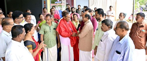 എൽഡിഎഫ് കാഞ്ഞങ്ങാട് മണ്ഡലം നിയുക്ത എംഎൽഎ ഗോവിന്ദൻ പള്ളിക്കാപ്പിൽ വോട്ടർമാർക്ക് നന്ദിയറിയിച്ച്‌ നടത്തുന്ന മണ്ഡല പര്യടനത്തിന്റെ ഉദ്ഘാടനം  നിർവഹിച്ച് എൽഡിഎഫ് ജില്ലാ കൺവീനർ കെ പി സതീഷ് ചന്ദ്രൻ ഗോവിന്ദൻ പള്ളിക്കാപ്പിലിനെ ഷാളണിയിക്കുന്നു