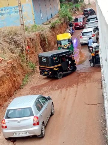 പെരിയ ബസാറിലെ വീതികുറഞ്ഞ സര്‍വീസ് റോഡില്‍ അനുഭവപ്പെടുന്ന  ഗതാഗതക്കുരുക്ക് 