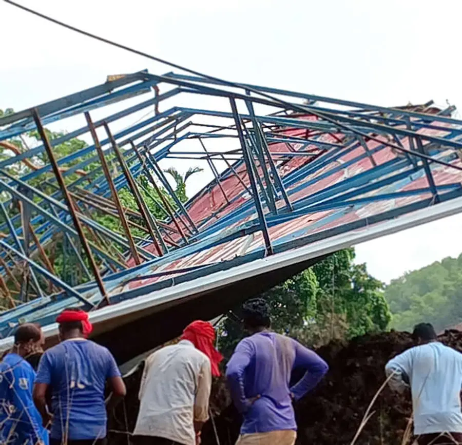 ചെറുവത്തൂർ വീരമലക്കുന്നിന്‌ സമീപംസ്ഥാപിച്ച പരസ്യബോർഡ്‌ ദേശീയപാതയിലേക്ക്‌ പൊട്ടിവീണ നിലയിൽ 
