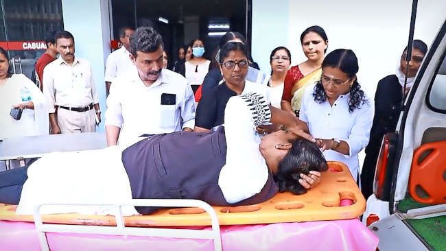 ​മർദനമേറ്റ അഭിഭാഷക പി വി സോണിയെ തലശേരി ജനറൽ ആശുപത്രിയിൽ പ്രവേശിപ്പിച്ചപ്പോൾ 