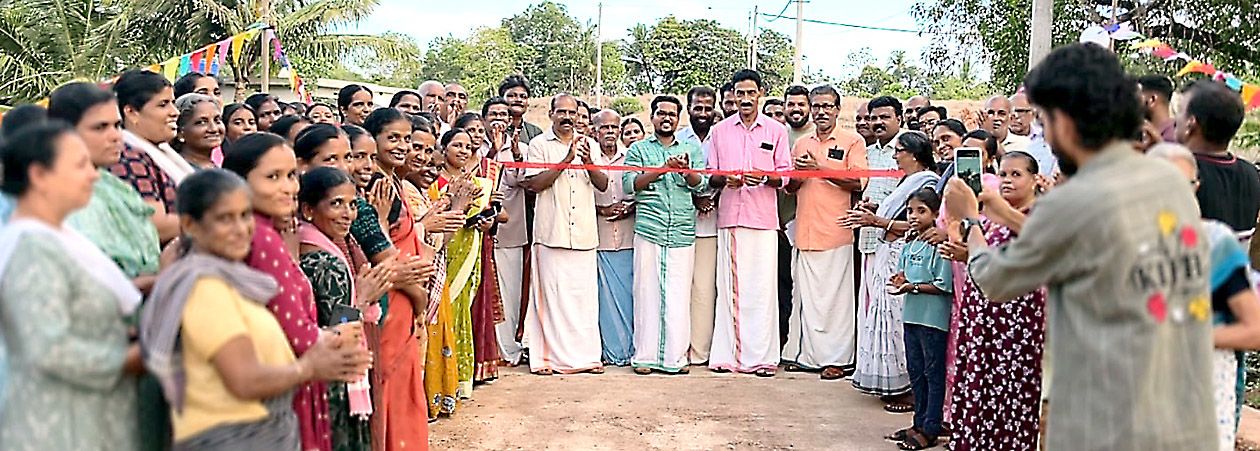 ടീം ബേഡകം കമ്പനിയുടെ  കിഡ്കോ നിർമാണം പൂർത്തീകരിച്ച ബറോട്ടി ആതിര നഗർ –കരിയത്ത് റോഡ് കൽവർട്ട്  ബേഡഡുക്ക പഞ്ചായത്ത്‌ പ്രസിഡന്റ്‌ ഇ കുഞ്ഞിരാമൻ ഉദ്ഘാടനം ചെയ്യുന്നു  