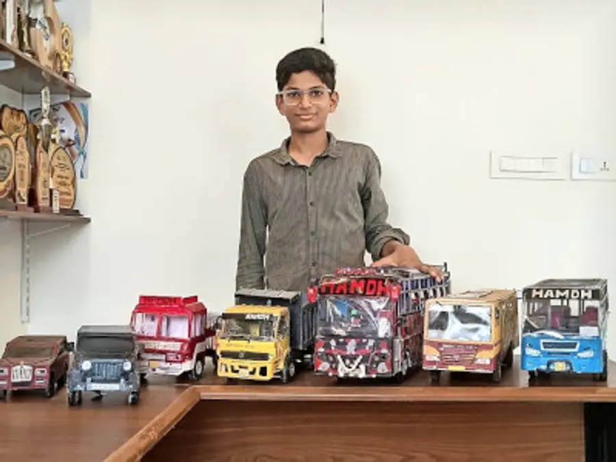 നവാർ താൻ നിർമിച്ച വാഹനങ്ങളുടെ പതിപ്പുകൾക്കൊപ്പം