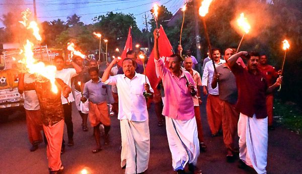  കേന്ദ്ര സർക്കാരിന്റെ ഭരണകൂട ഭീകരതയ്ക്കും രാഷ്ട്രീയ പ്രേരിത ഇഡി റെയ്ഡുകൾക്കുമെതിരെ സിപിഐ എം നേതൃത്വത്തിൽ മടിക്കൈ കാഞ്ഞിരപ്പൊയിലിൽ നടത്തിയ  പന്തംകൊളുത്തി പ്രകടനം 